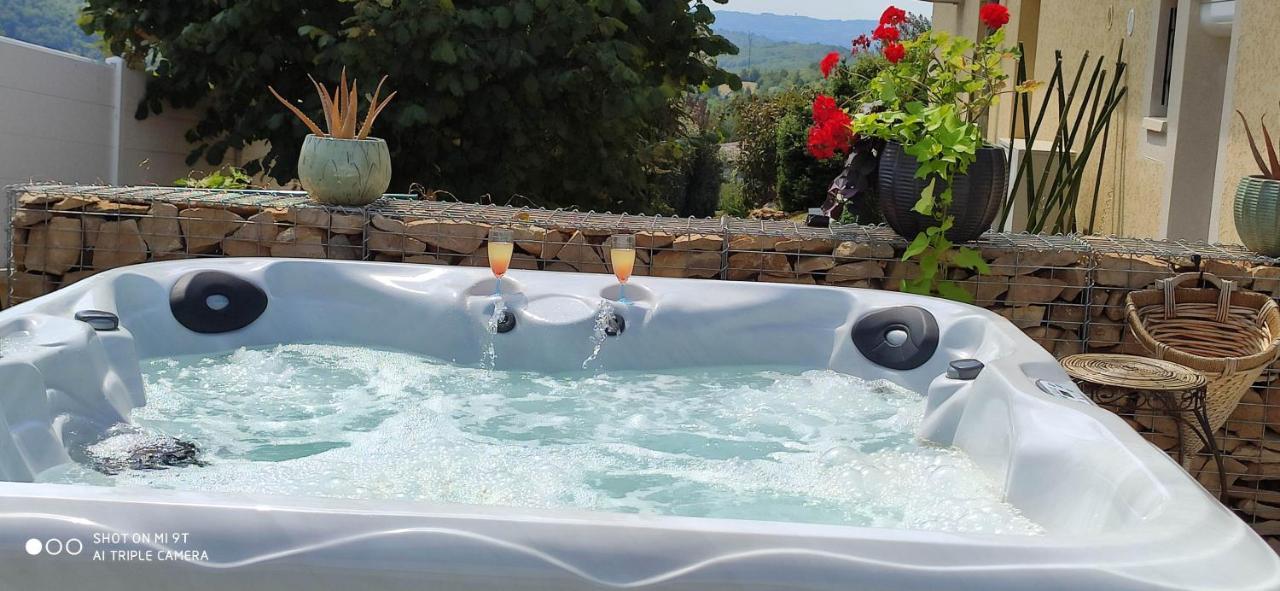 Campagne Et Jacuzzi ... C'Est Cosy Le Bumble Bee ! Villa Panossas ภายนอก รูปภาพ